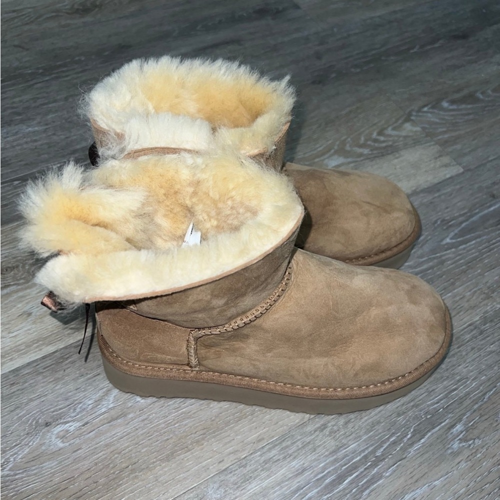 ***NWOT*** UGG women’s mini Bailey bow boots